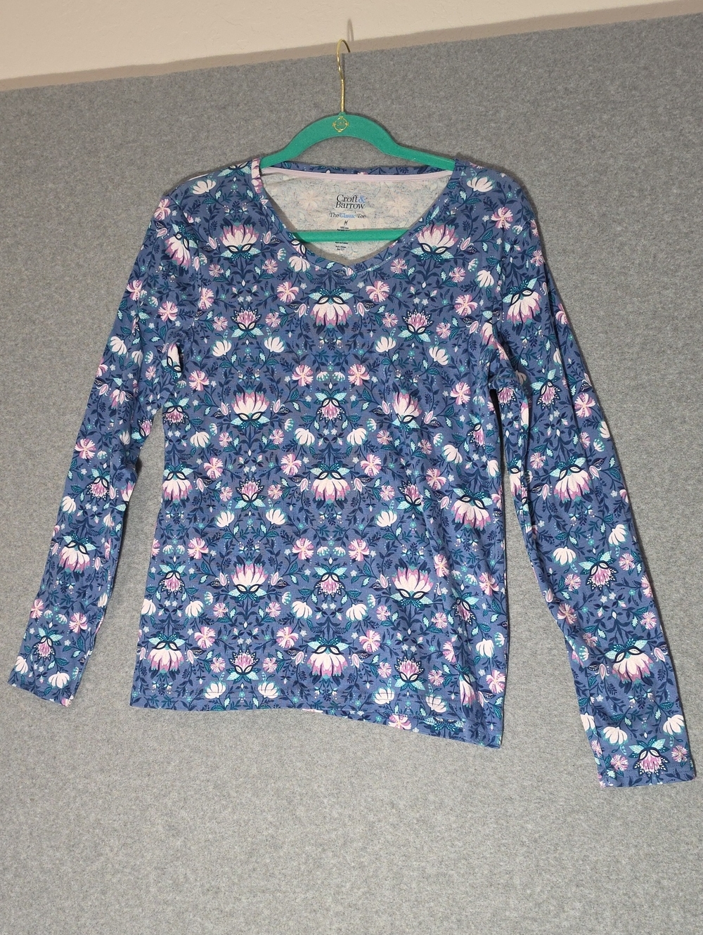 Croft & Barrow Blue Floral 100% Cotton V-Neck Long Sleeve Tee
